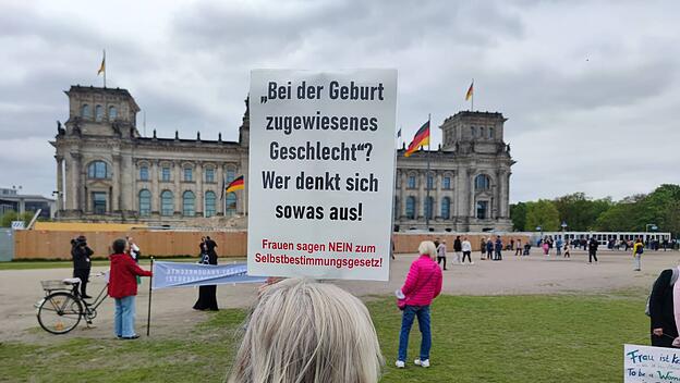 Wiese vor Reichstagsgebäude: Demo gegen das Selbstbestimmungsgesetz